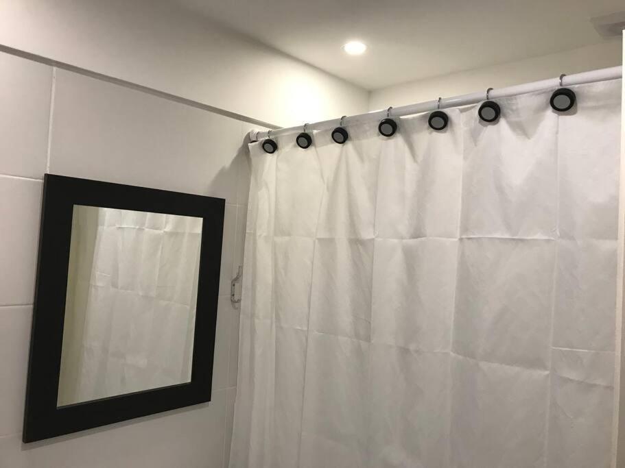 Suite In San Telmo Dormitorio En Suite Con Dos Banos Y Balcon A La Calle Buenos Aires Buitenkant foto