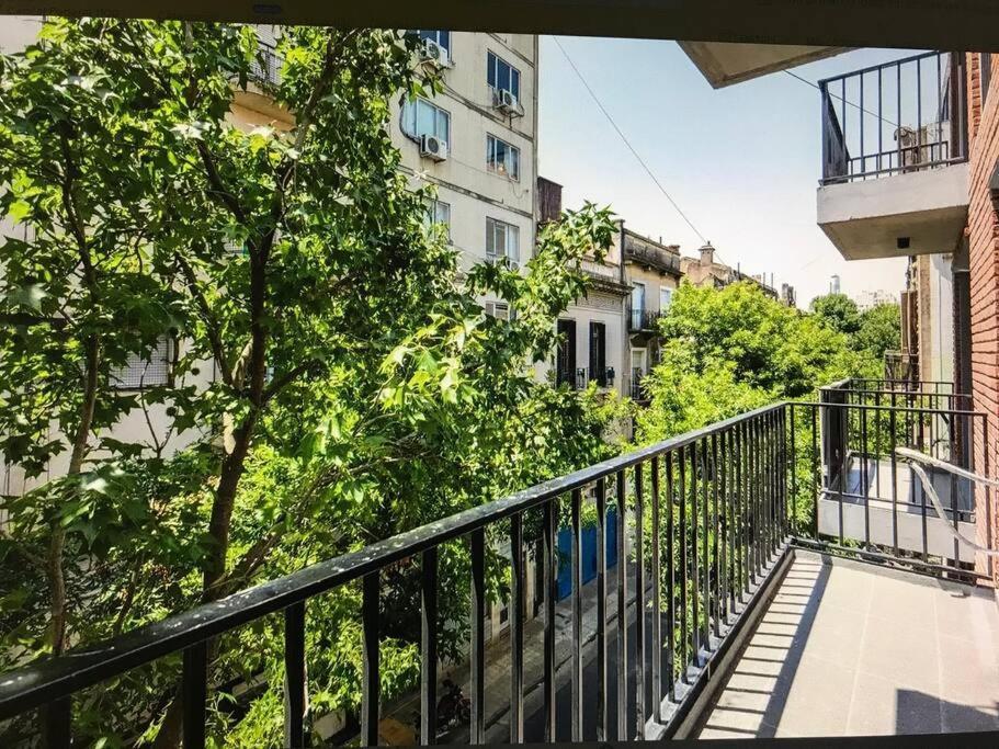 Suite In San Telmo Dormitorio En Suite Con Dos Banos Y Balcon A La Calle Buenos Aires Buitenkant foto